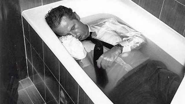 बाथटब में डूबने से हर साल हजारों मौतें होती हैं ! - Bathtub deaths are not uncommon in Japan, US