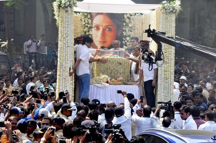श्रीदेवी का राजकीय सम्मान के साथ अंतिम संस्कार - shridevi funeral