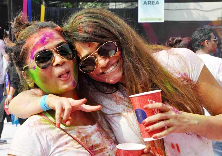 होली पर मुंबई में जमकर बरसा रंग (फोटो) - Holi celebration photos