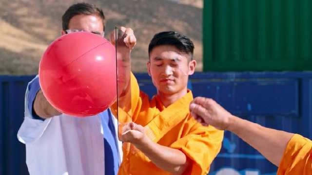 एक सुई से शाओलिन साधु ने कांच तोड़कर फोड़ा गुब्बारा - Shaolin Monk Shatters Glass With Just A Needle