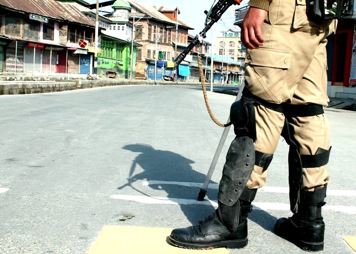 CRPF ने कश्मीर में 29 साल पुराना बंकर हटाया