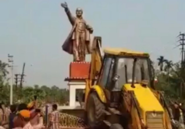 त्रिपुरा में लेनिन की दो प्रतिमाएं गिराई गईं - Lenin statue collepsed in Tripura
