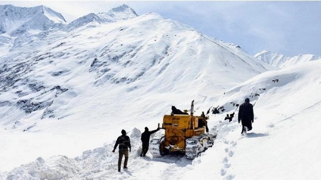 लेह राजमार्ग अगले माह के अंत से होगा गुलजार - Srinagar-Leh highway, Ladakh, snowfall