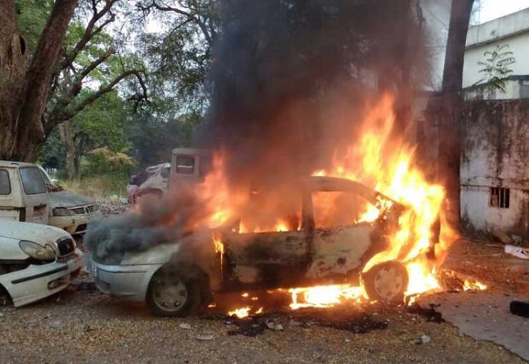 आरटीओ के पुराने कार्यालय के परिसर में कार में लगी आग (वीडियो)