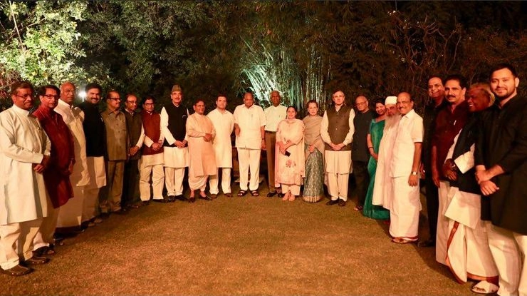 सोनिया के रात्रिभोज में दिखी विपक्षी दलों की एकजुटता - Sonia Gandhi, Opposition party, Dinner