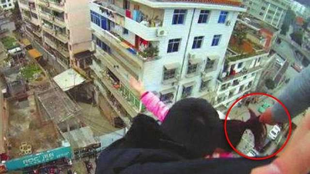 इमारत से गिर रही महिला को बचाया सुपरकॉप ने - super hero cop saves woman falling off building