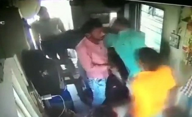 भाजपा विधायक ने टोल प्लाजा कर्मी को पीटा, वीडियो वायरल - BJP MLA acaught slapping a toll plaza worker on camera