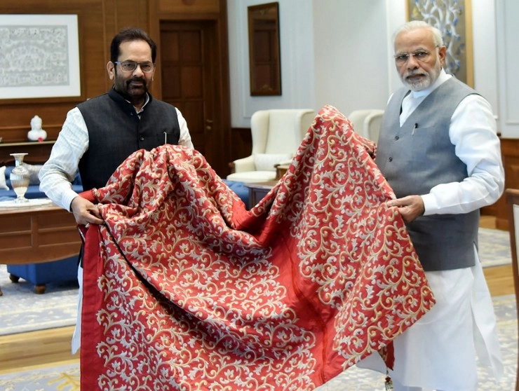 मोदी की ओर से मोईनुद्दीन चिश्ती को चादर चढ़ाई - Prime Minister Narendra Modi Moinuddin Chishti