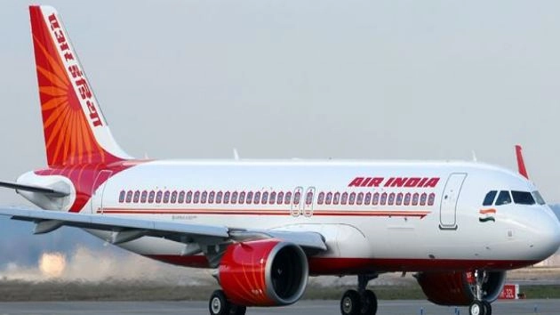 दिल्ली जा रहे विमान से टकराया पक्षी, बाल-बाल बचे 131 यात्री - Bird collides with airplane