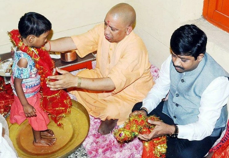 योगी का पांव धोना और भोजन कराना रहेगा जीवनभर याद - Yogi Adityanath Ramnavmi Uttar Pradesh