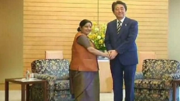शिंजो आबे से सुषमा स्वराज ने की मुलाकात - Shinzo Abe, Sushma Swaraj, Meeting