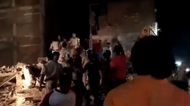 इंदौर में बड़ा हादसा, चार मंजिला होटल गिरा, 10 लोगों की मौत (वीडियो) - MP indore old building demolished in indore city news and update