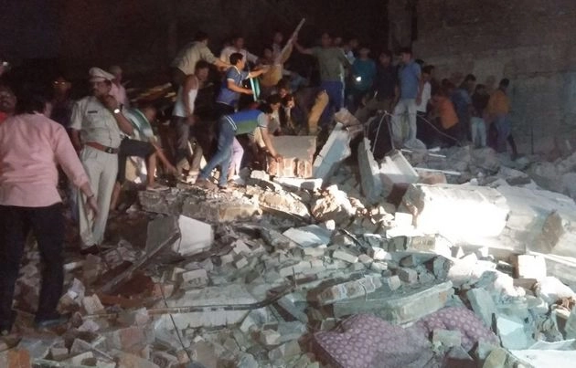 ढह गई इमारत, इंदौर के इतिहास का सबसे भयावह हादसा (फोटो) - Indore building collapsed
