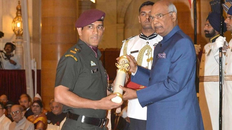 सेना की वर्दी में धोनी ने राष्ट्रपति से लिया 'पद्म भूषण' अवॉर्ड - Mahendra Singh Dhoni, Padma Bhushan