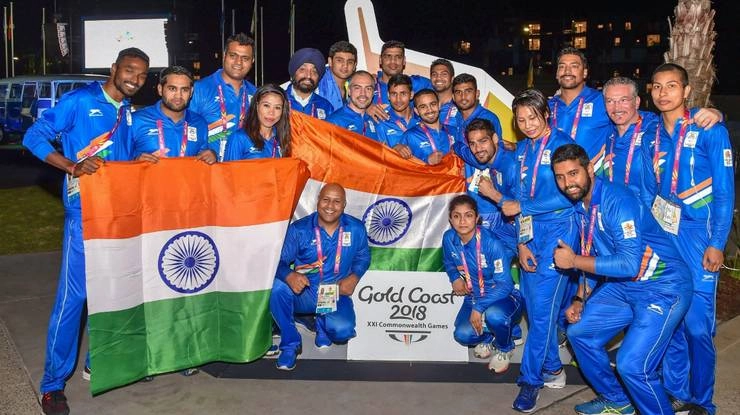 भारतीय खिलाड़ियों ने 'खेलगांव' में फहराया तिरंगा - Indian Commonwealth Games Players, Khelgaon, Indian Flag