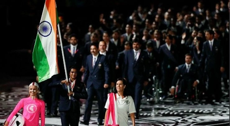राष्ट्रमंडल खेल : उद्घाटन समारोह में पीवी सिंधू ने संभाला तिरंगा