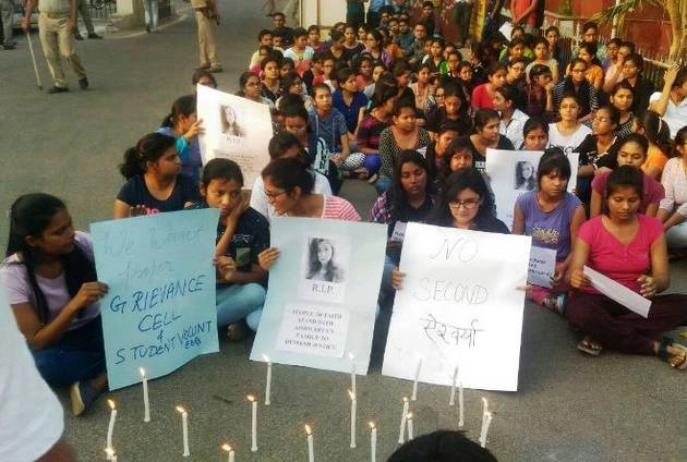 छात्रा की मौत पर कानपुर में बवाल, दरोगा गिरफ्तार - protest on death of student
