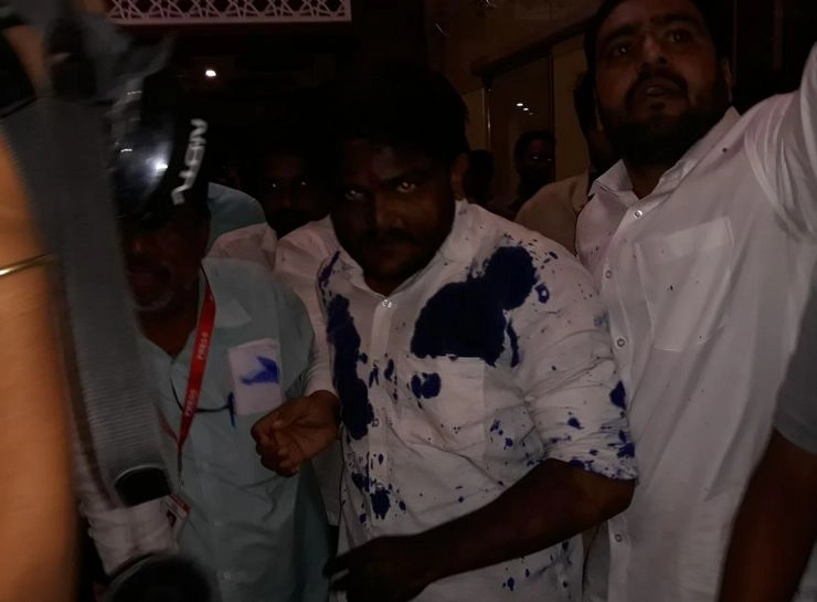 हार्दिक पटेल पर स्याही फेंकी, युवक गिरफ्तार - Hardik Patel Gujarat Patidar agitation