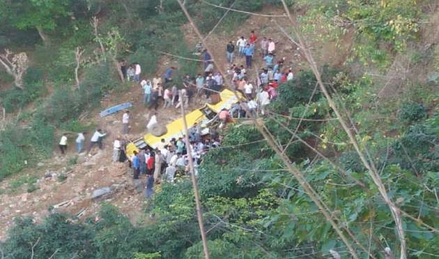 स्कूल बस खाई में गिरी, 27 बच्चों की मौत - school bus falls in gorge
