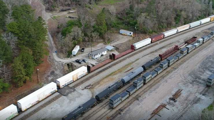 अमेरिका में ऐसा भी होता है.... - Train Carrying 10 Million Pounds of Poop Stranded in Alabama   Train Yard for Two Months