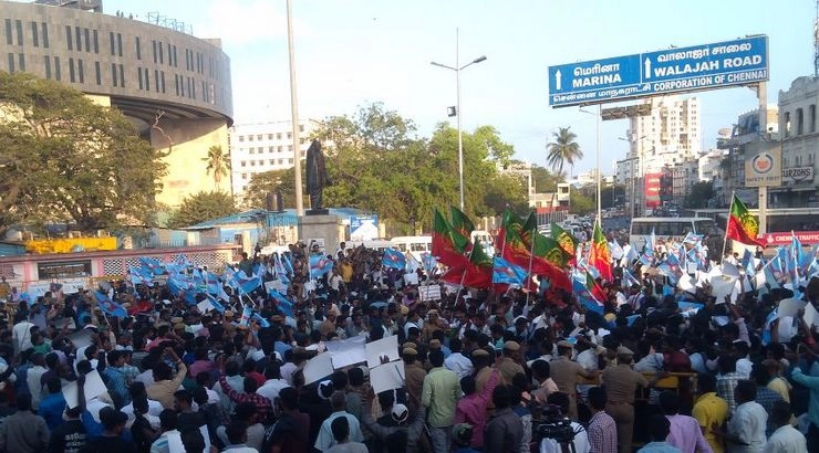 चेन्नई आईपीएल मैच में प्रदर्शनकारियों को पुलिस ने हटाया - Chennai IPL match, IPL 11, protests, IPL match