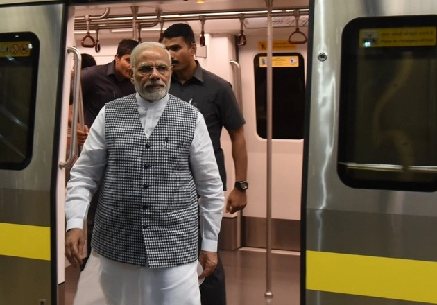 मेट्रो में सवार हुए मोदी, यात्रियों में मची सेल्फी की होड़ - PM Modi in Metro