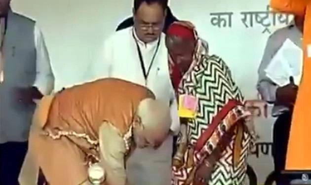 पीएम मोदी ने आदिवासी महिला को अपने हाथों से पहनाई चप्पल - PM Modi Bijapur