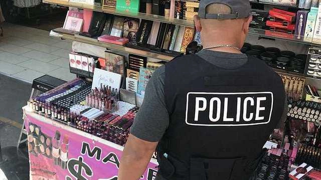 लिपिस्टिक के अंदर मिला था मानव मल, मूत्र - $700,000 worth of counterfeit cosmetics seized in LAPD raid test positive for feces