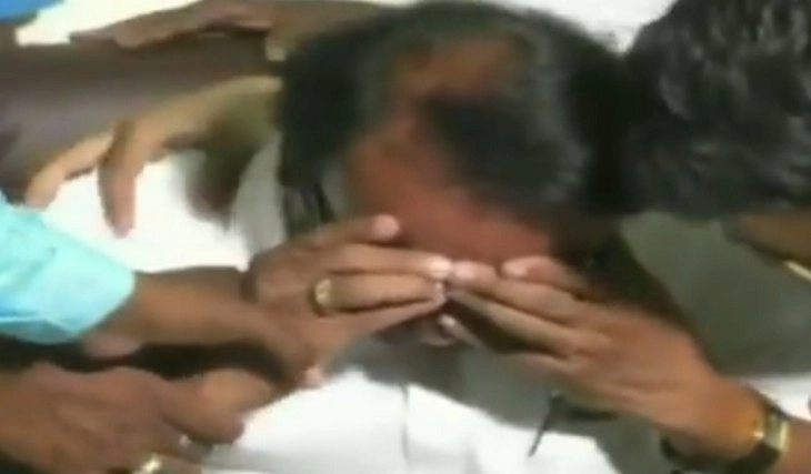 कर्नाटक विधानसभा चुनाव : टिकट नहीं मिला तो फूटकर रोने लगे नेता