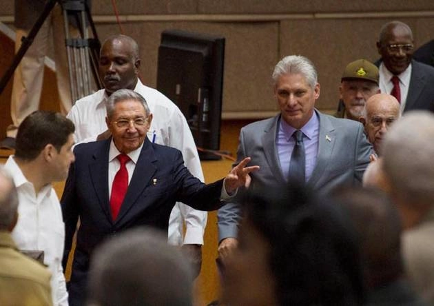 क्यूबा में एक युग का अंत, कास्त्रो ने डियाज-कैनल को सत्ता सौंपी - Miguel Diaz-Canel first non-Castro president of Cuba in 60 years