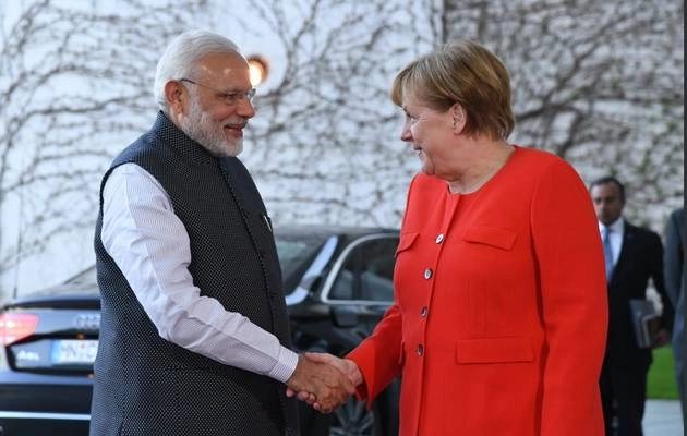 जर्मनी में पीएम मोदी, एंजेला मर्केल से की मुलाकात - PM Modi meets with German  Chancellor Angela Merkel