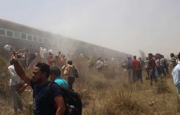बड़ा हादसा टला, ट्रेन में उठी चिंगारियां... - Jabalpur Train fire