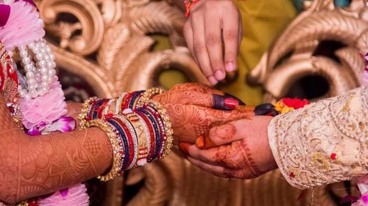 यूपी में लेस्बियन जोड़ी ने रचाई शादी - lesbian couple gets married at mass wedding in uttar pradesh,  agra