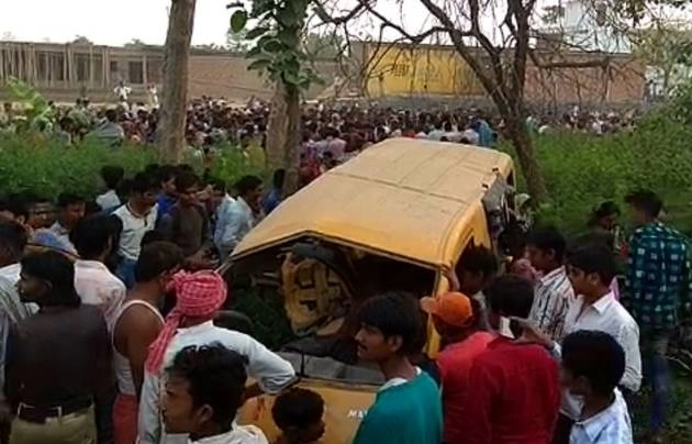 रेलवे क्रॉसिंग पर ट्रेन से टकराई स्कूल वैन, 13 मासूमों की मौत का जिम्मेदार कौन... - Train accident in Kushinagar, who is responsible
