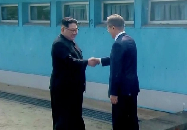 दक्षिण कोरियाई राष्ट्रपति से मिले किम जोंग, इस तरह रचा इतिहास - Kim Jong meets with South Korea President,