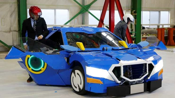 रोबोट जो स्पोर्ट्‍स कार में बदल जाता है - japanese engineers create a robot that turns into a sports car