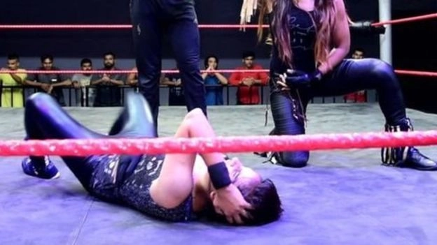 कम कपड़ों में' दिखीं WWE महिला रेसलर, सऊदी अरब में हंगामा - Saudi Arabia WWE wrestling
