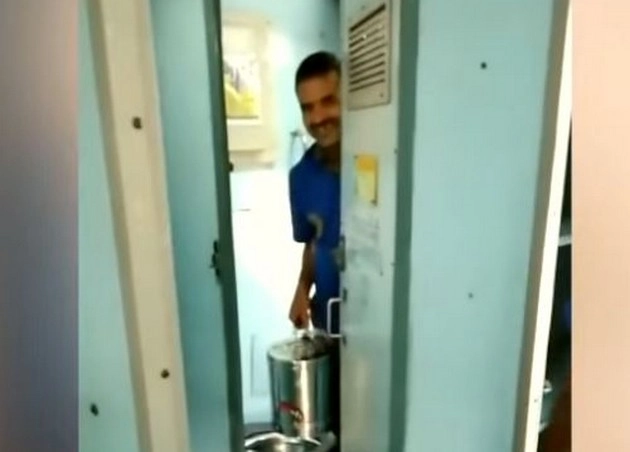 शौचालयातील पाण्याने बनवत होता चहा (व्हिडिओ)