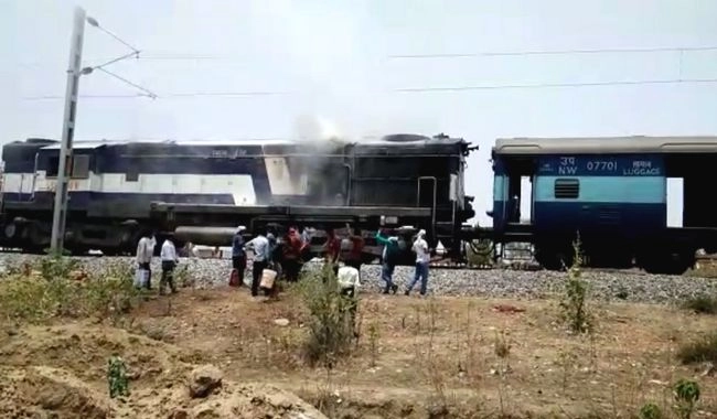 इंटरसिटी में आग, यात्रियों में हड़कंप (वीडियो) - Intercity Fire Khajuraho-Udaipur Intercity Express