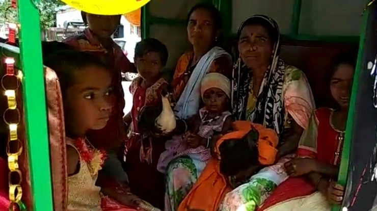 अनोखी शादी : कड़कनाथ बना दूल्हा, बतख, मुर्गा बने बाराती (वीडियो) - Kadkanath Duck Marriage