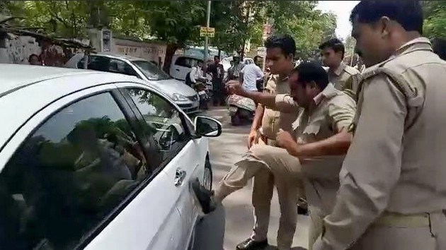 पहले मित्र पुलिस ने निभाई मित्रता और फिर लिखा दिया मुकदमा... - Uttar Pradesh Police, car owner-police dispute