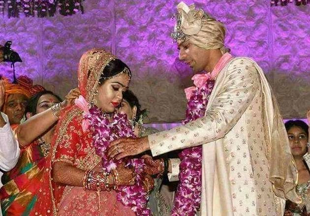 तेजप्रताप की शादी में हंगामा, भीड़ ने लूटा खाना - Tej Pratap wedding