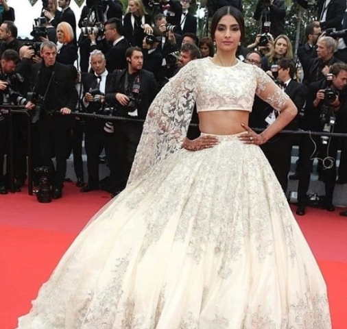 कान फिल्म फेस्टिवल में दिखा सोनम कपूर और माहिरा खान का प्यार - Sonam Kapoor in Cannes Film Festival