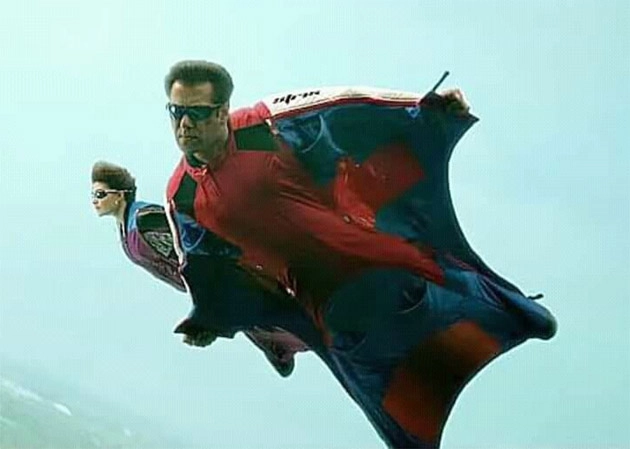 उड़ाया मजाक और सलमान खान को कहा गरीबों का सुपरमैन - Salman Khan, Race 3, Superman