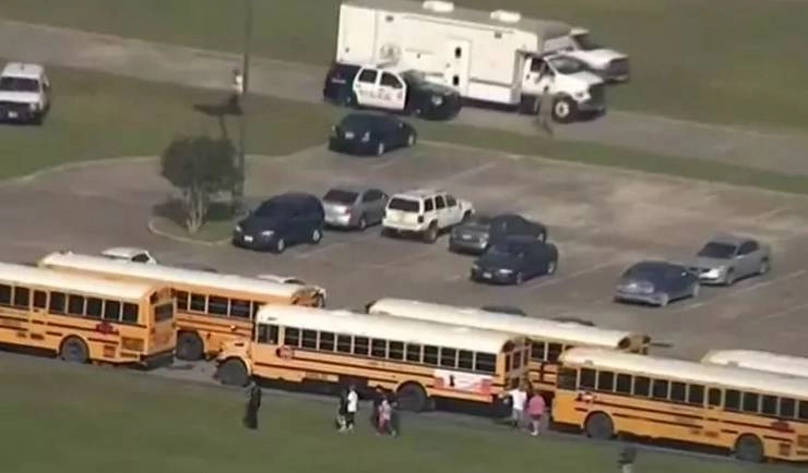 अमेरिका में टेक्सास प्रांत के स्कूल में गोलीबारी, 10 लोगों की मौत - Texas america  firing