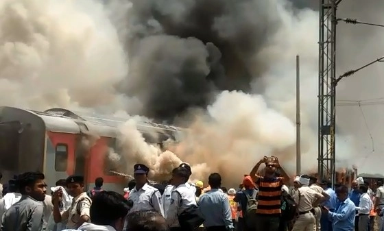 द बर्निंग ट्रेन : आंध्रप्रदेश एक्सप्रेस में आग लगी, धुआं-धुआं हुआ ग्वालियर स्टेशन (वीडियो) - Andhra Pradesh The Burning Train Andhra Pradesh AP AC Express