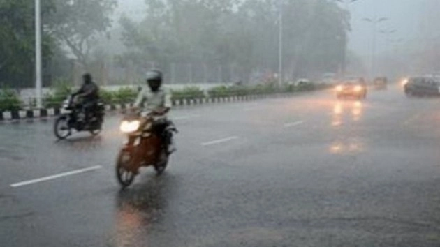 Weather update : दिल्ली-NCR में मौसम ने अचानक बदला मिजाज, कुछ इलाकों में बारिश, ओले गिरने से लुढ़का पारा - sudden changes in delhis weather caused mercury to fall in some areas