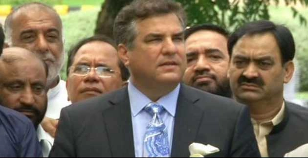 टीवी पर लाइव प्रोग्राम में पड़ा पाकिस्तानी मंत्री को थप्पड़ - Pak minister slapped in Live TV Program