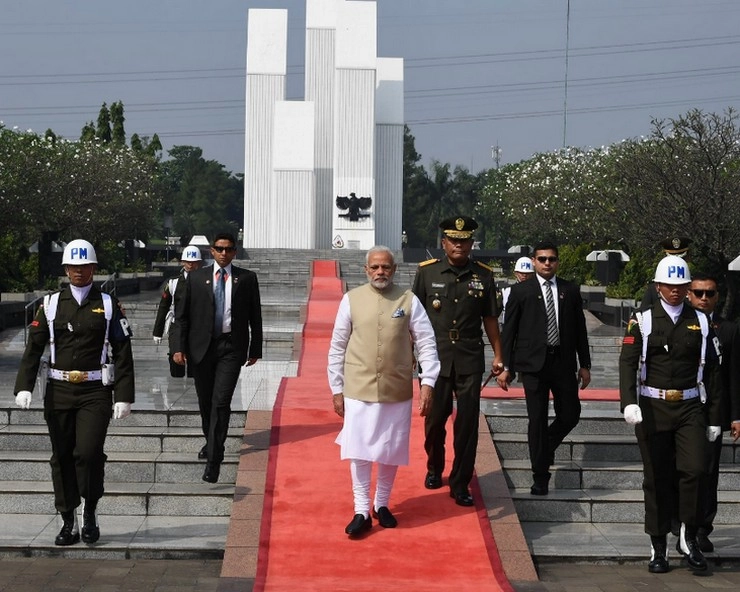 इंडोनेशिया पहुंचे प्रधानमंत्री मोदी, हीरोज सिमेट्री में शहीदों को दी श्रद्धांजलि - Narendra Modi, Indonesia Tour, National Heroes Cemetery