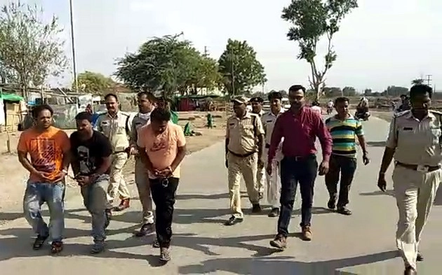 इंदौर आरटीओ में चाकूबाजी करने वाले गुंडों का पुलिस ने वहीं निकाला जुलूस (वीडियो) - Indore RTO campus, Indore police, knife attack